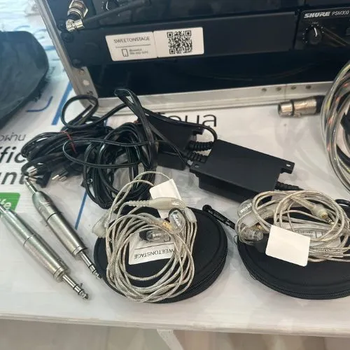 ผลงานเช่า ear monitor — วงดนตรีสดใช้ ear monitor Shure PSM300 บนเวที